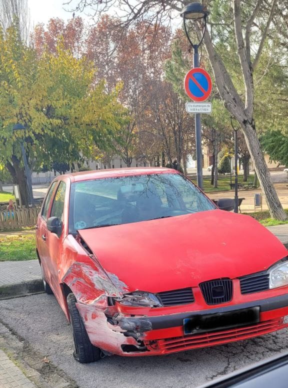 mossos's tweet photo. Aturem el mateix conductor tres vegades en un dia a Osona. La primera, per conduir sense carnet i la segona, perquè s'accidenta en una rotonda i dona positiu en alcohol. El denunciem dos cops

Finalment, en la tercera ocasió, torna a donar positiu i el detenim a Centelles https://t.co/PJkA60s5em