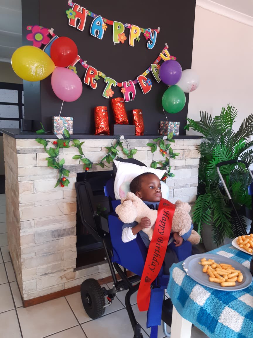 After 5 years this little boy, who was in the first investigation we did into banished lawyer Zuko Nonxuba, has finally received a portion of the money owed to him! <a href="/MasaKekana/">Masa Kekana</a> <a href="/carteblanchetv/">Carte Blanche</a> 

youtu.be/XuYK4vOoNZY?si…