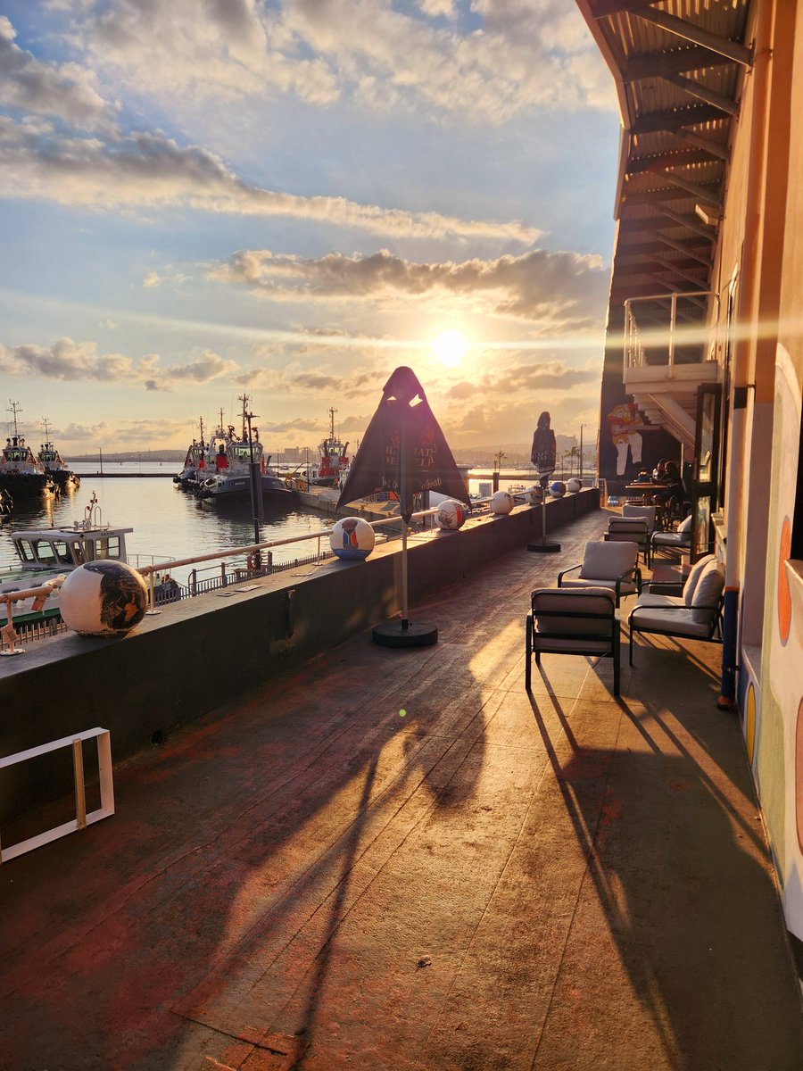 OlwethuVilakazi's tweet photo. Sundowners with a view @BatBytheHarbour https://t.co/5CTXJq1JZo