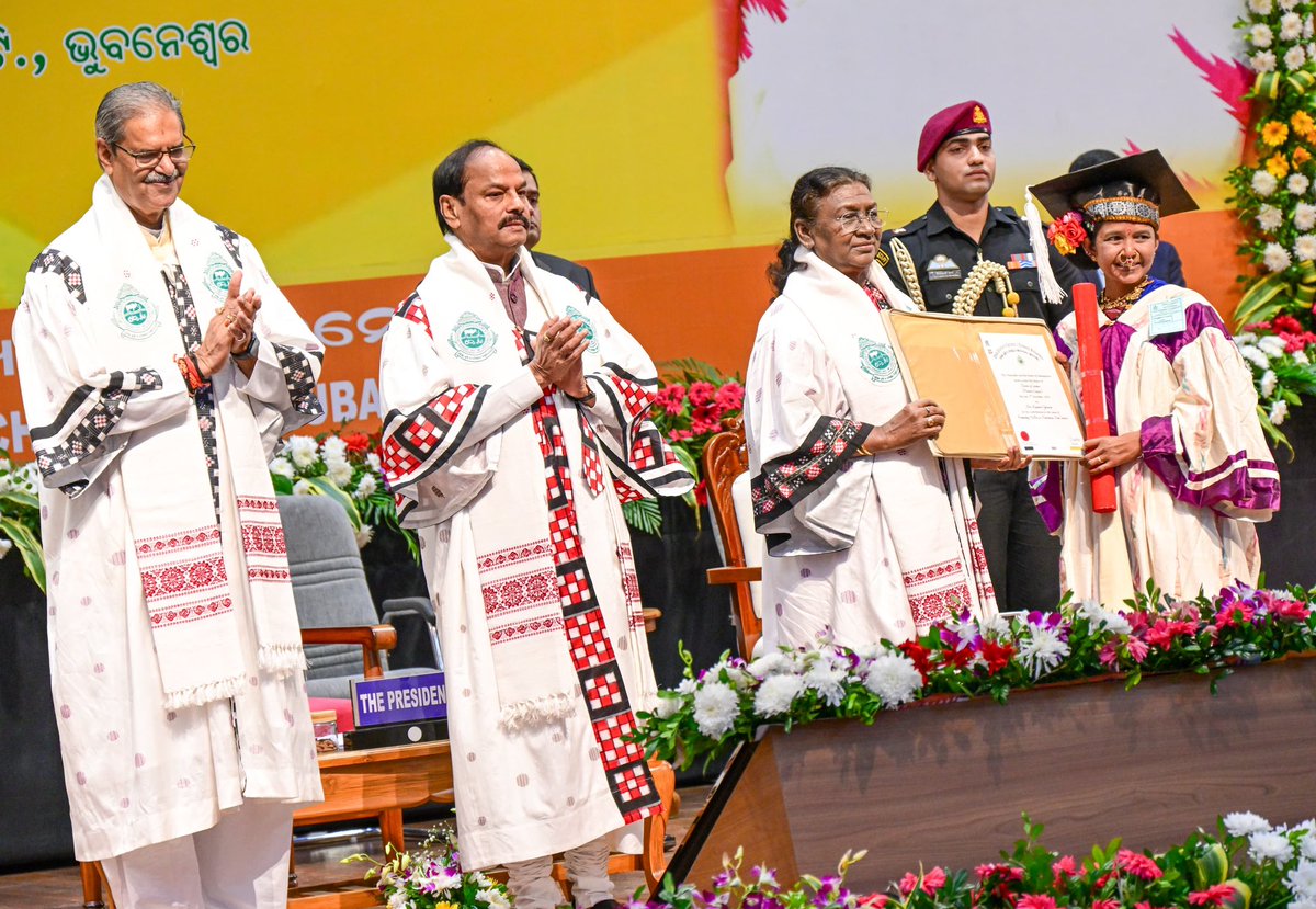 arvindpadhee's tweet photo. Feel thrilled on custodian millet farmer, Smt Raimati Ghiuria from Kundra, Koraput being conferred with an Honorary Doctorate by OUAT in its 40th Convocation today. Hon President of India presented this honour to the ‘barefoot scientist’. 
Dr Raimati Ghiuria, you are a true inspiration! 👏👏