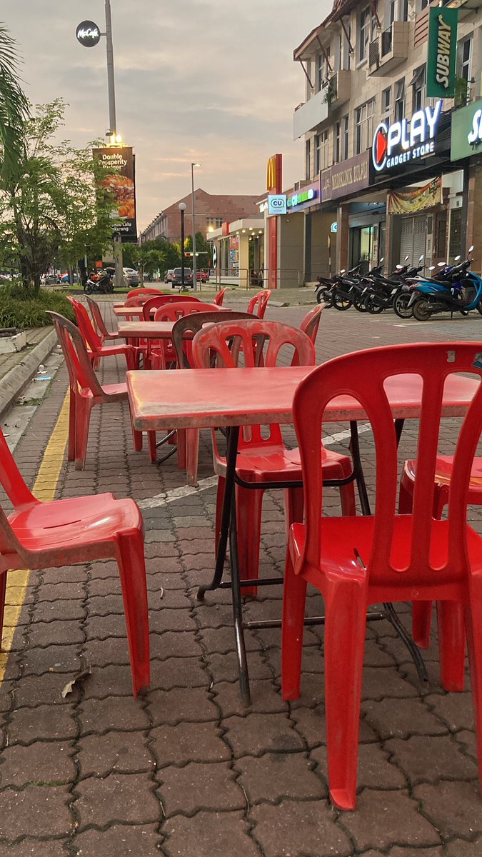 Sepertinya sore ini enak makan di luar aja