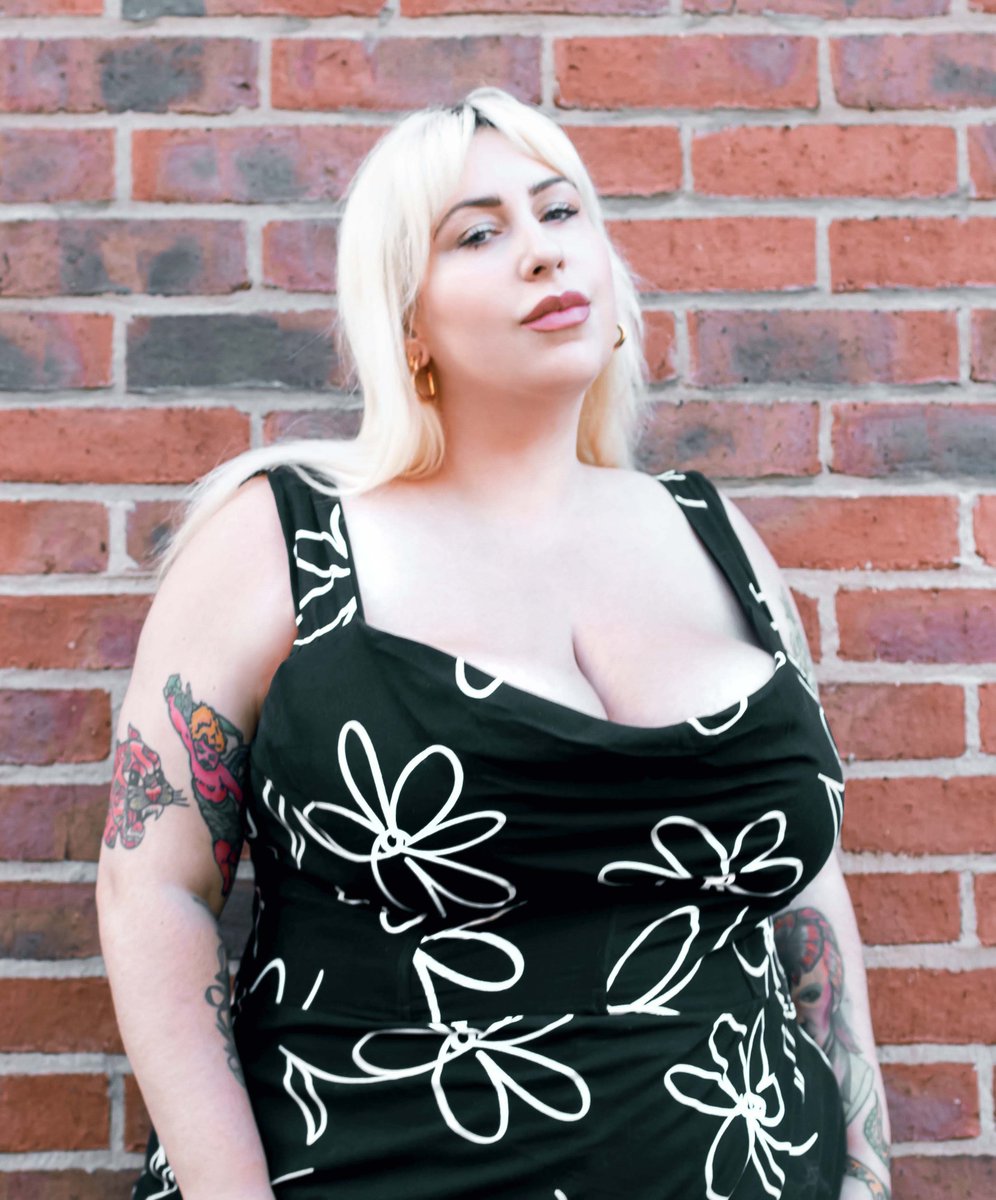 .<a href="/CoronetBooks/">Coronet</a> has signed Greedy Guts, a 'fat liberation memoir' by Polyester editor @GinaTonic which 'invites us to rethink beauty standards, fatphobic culture and ourselves'

bookbrunch.co.uk/page/article-d… (£)