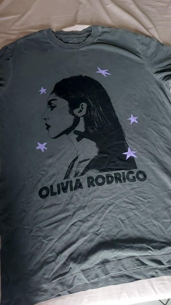 JullinhaBrito's tweet photo. pasmem, meu pai agora tem uma camisa da Olivia Rodrigo https://t.co/nSAigWGhwu