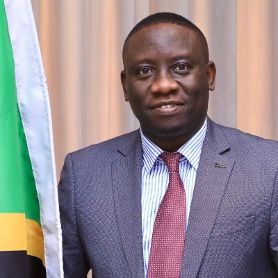 BongeLaAfya's tweet photo. Moja ya wasomi ambao elimu yao wamepata Tanzania, amesoma shahada ya udaktari UDSM, akaenda Tumaini University kwa ajili ya shahada ya pili akibobea afya ya jamii, akasoma tena shahada ya pili ya usimamizi wa biashara akibobea usimamizi wa huduma za afya huko Swiss Tropical and Public Health Institute, akasoma post Graduate Diploma ya Strategic Leadership kutoka Uongozi Institute kisha akaenda UDOM kwa masomo ya PhD.

Amekua mganga mkuu wa wilaya Bahi, mganga mkuu wa mkoa Shinyanga, mkurugenzi wa afya, ustawi wa jamii na huduma za lishe OR-Tamisemi na sasa ni mkurugenzi wa huduma za kinga wizara ya afya.

Anaitwa Dr. Ntuli Angyelile Kapologwe, daktari aliyesimamia ujenzi wa vituo vya huduma za afya za awali 3,800, akaanzisha programu ya m-mama iliyotoa huduma za dharura kwa kina mama wajawazito 99,484 na kuokoa vifo 4074 na hapa juzi ameshiriki kuanzisha programu ya wahudumu wa afya ngazi ya jamii na kuajiri wahudumu 137, 294 Tanzania nzima.