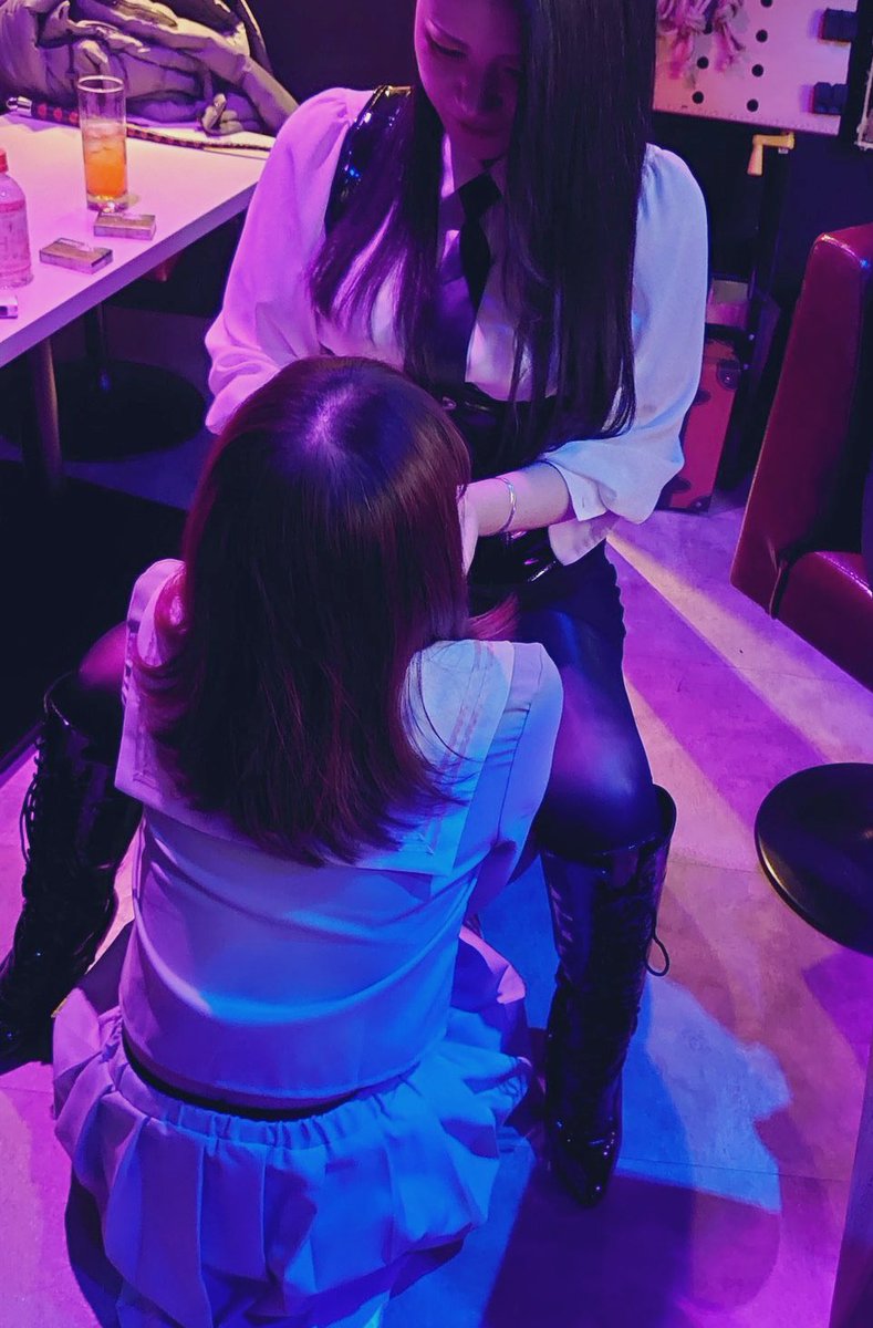 Domina_minami's tweet photo. ▼マゾは承認欲求を満たす為の道具では無い
自己顕示欲や承認欲求を満たす為だけに
マゾを囲う事を支配や主従の性癖と勘違い
してはいけない

▼マゾはストレス発散の道具では無い

ただ殴りたいからただ蹴りたいから
自分のストレスの捌け口に使って
そこに愛情や思いやりを持たず
自身の性的な興奮も存在せず
途中のケアや終わった後の
アフターケアも無いのはただの暴力で
“SMプレイ”では無い

▼マゾはオモチャでは無い

ドミ性癖やサド性癖側が自分のしたい時に
したい事をするのは良い
でもそれを望んでいない相手や
相手が望まないタイミングでするのは違う

押し付けるものではない。
都度目の前に居るマゾに合わせた内容と
マゾの気持ちに寄り添ったタイミングを
考えなくてはいけない

相手のやりたい事とやりたいタイミングと
自分のしたい事とタイミングが合った時に
プレイをしなければマゾは離れていく

▼一度プレイしたからといってマゾは
自分の物では無い

一度プレイしたからといって相手が
自分だけの物になったと思い込むのは
一度SEXしただけの相手を恋人になったと
思い込むようなものだと思う

契約を交わしてこそマゾは自分だけの物になるし契約を交わさない限りはマゾは
自分だけの物ではない

▼相手がマゾでは無い普通の人の前では
サドも普通の人である

日々マゾとしか接していないと自分が
何者かになったように感じてしまう時が
あるかもしれないが相手がマゾでない人と
接する時はサドもドミもただの人である

普通の人と接する時にも
マゾとのプレイ時のように
尊大な態度で振る舞う人は
ただの傲慢な人でしかない

私自身が上記の事を常に忘れない為に
ここに記しておきます

あくまでもマゾありきのサドであり
サブありきのドミである

「支配」と「我儘」は違うし
「暴力」と「”加虐プレイ”」は違うもの

相手の気持ちに常に寄り添い続けないと
人はどんどん離れていく

ここに記した事を日々忘れずに
常に大事にしていきたいと思います