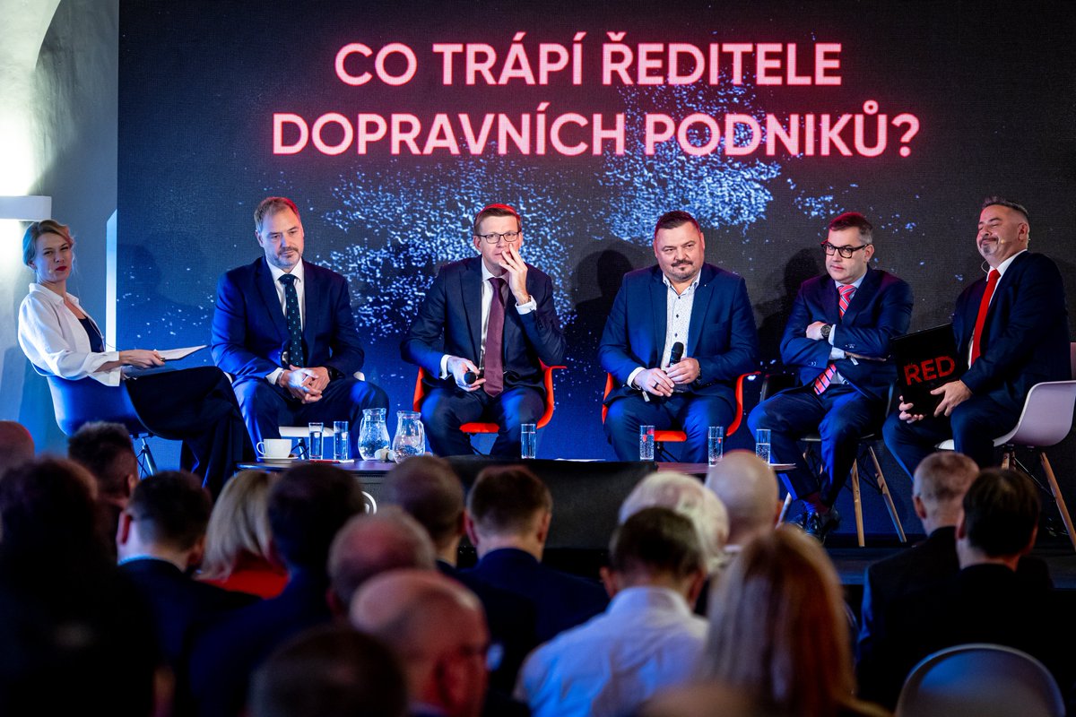 SdruzDP's tweet photo. AKTUALITA |  Konference RED přinesla řadu zajímavých myšlenek. Celé dopoledne se mluvilo o ROZVOJI, EFEKTIVITĚ A DOSTUPNOSTI MHD. Děkujeme @makupka za  účast v diskuzi, která byla plná nových podnětů a také za udělení záštity @min_dopravy pro tuto akci. https://t.co/tsoRKIqIPV