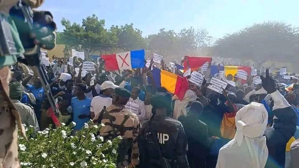 IssaJebren's tweet photo. #تشاد 
مظاهرات كبيرة في مدينة ابشة شرق تشاد تأييدا لقرار الحكومة التشادية الغاء الانتقالية العسكرية مع فرنسا وطرد القوات الفرنسية من تشاد. 
( ستنتقل التظاهرات في معظم المدن التشادية ). 
#تشاد #افريقيا https://t.co/QV9V3AON1I