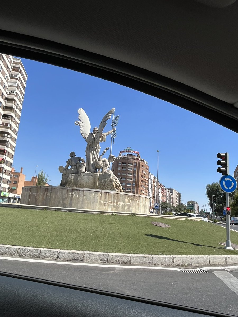 CarmenC74's tweet photo. La fuente en Gta. de Cádiz seguirá sin arreglar, sucia y en estado lamentable: según los técnicos de @MADRID es inviable su acondicionamiento. Hace años la fuente funcionaba, tenía flores y verde natural @jmd_usera @AVVBarrioMosca @psoe_usera @AhoraUsera @MasUsera @InfoUsera https://t.co/riBukWUnRZ