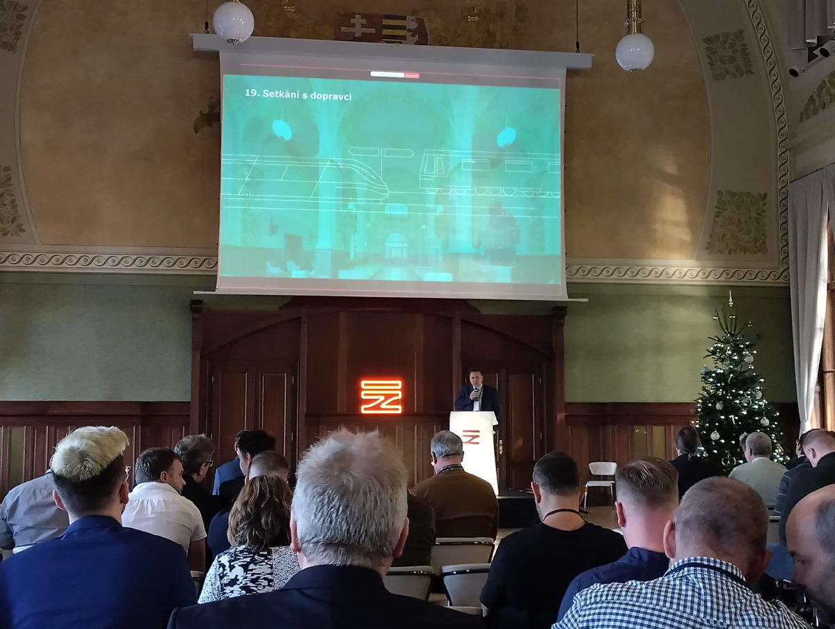 Ve Fantově sále pražského hlavního nádraží se dnes za naší účasti uskutečnilo tradiční setkání <a href="/Spravazeleznic/">Správa železnic</a>  a dopravců s informacemi o tom, co nás čeká v příštím roce a nastávajících letech.