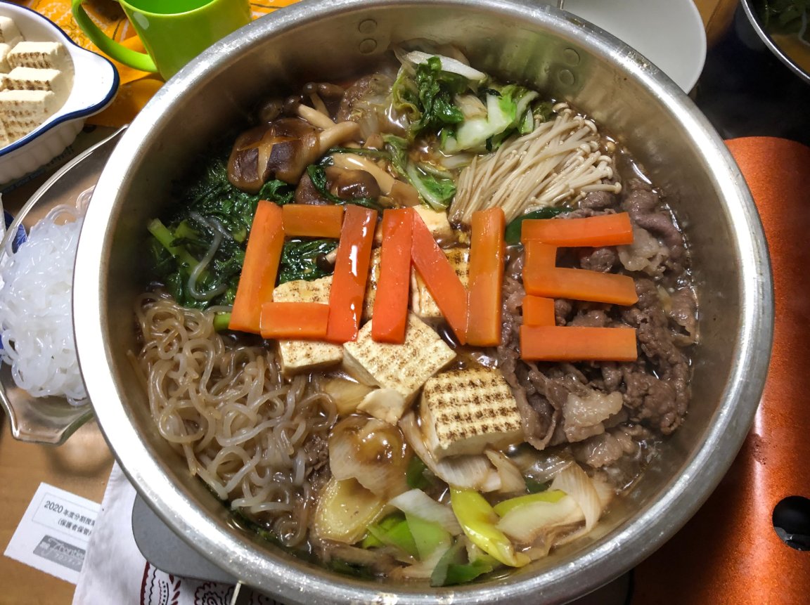 ONE_LINE_JAPAN's tweet photo. 寒い季節にぴったりの
ONEすき焼き🍖🥬🍄

（ONEロゴの再現度が高い）

忙しい師走も、美味しいものを食べて
元気を出していきましょう～！！

#ONEクッキング https://t.co/EbHexDyqOp