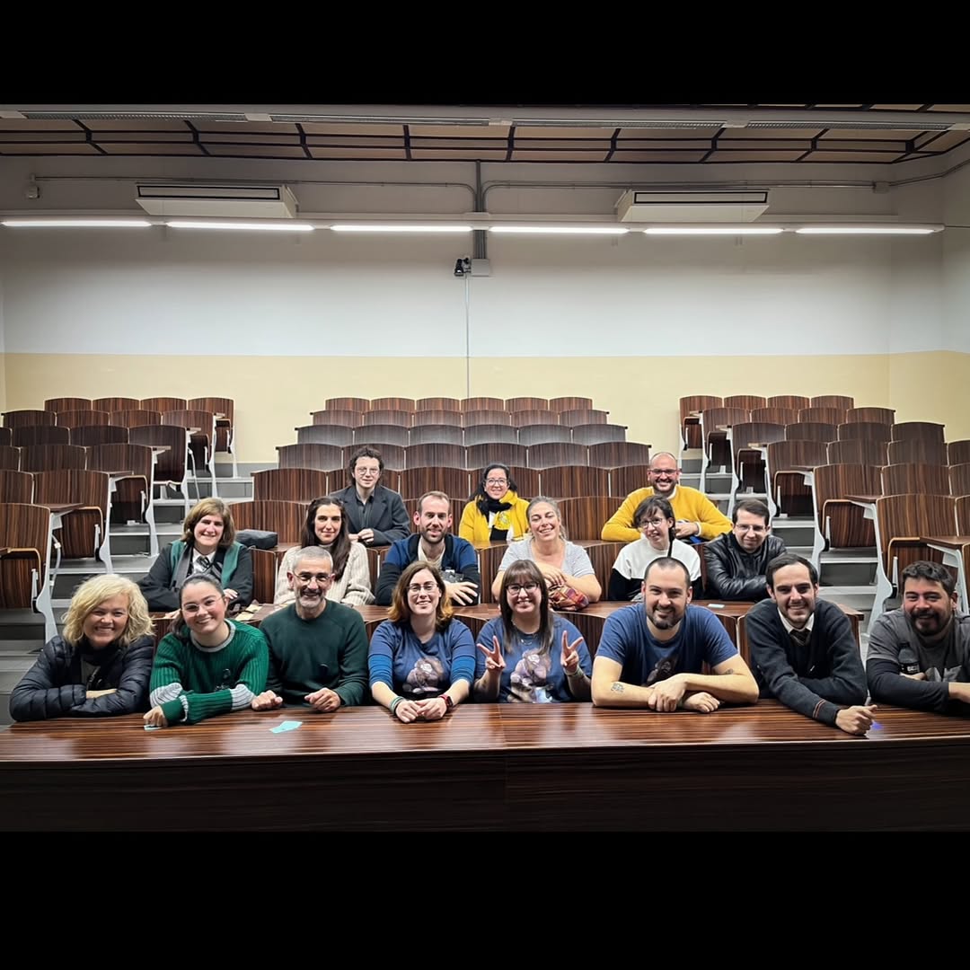 PatronusUnplug's tweet image. ¡Volvemos a la @bcnwitchmarket! La temática de este año era "Villanos", así que el tema del podcast en directo estaba claro. Más corto, pero con la magia del directo ✨
Gracias a los que nos acompañasteis en el evento y en el encuentro con oyentes! 🫶🏻
ivoox.com/7x04-el-snape-…