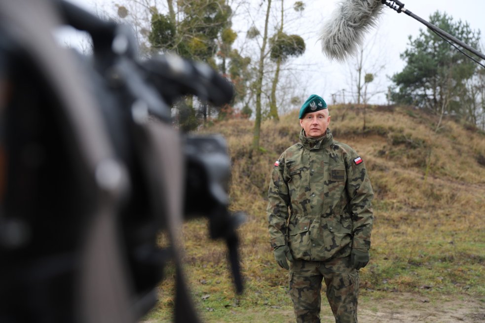 WCRGrudziadz's tweet photo. W dniu 4 grudnia 2024 roku odbyło się wydarzenie Media Day, czyli z kamerą wśród żołnierzy szkolenia podstawowego IX turnusu #DZSW w #3psap. Przedstawiciele TVP Bydgoszcz zebrali materiały z odbytych ćwiczeń w celem montażu filmu promocyjnego. 🎙️🎞️
@MON_GOV_PL @ZolnierzRP https://t.co/5N9qnidDDH
