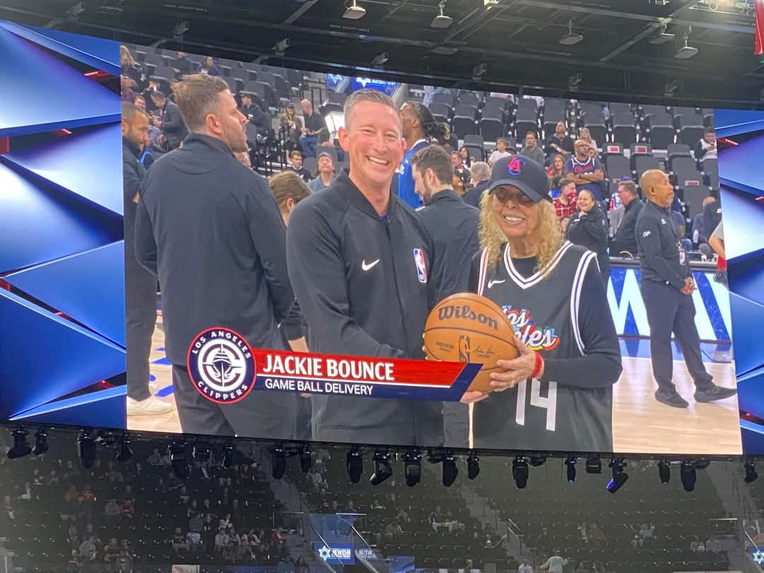 richardbounceRE's tweet photo. Wow! Jackie was the game ball presenter tonight at the @LAClippers game 🏀
#Clippers
#clippersfan
#RichardBounce
#RichardBounceRealtor https://t.co/X7gZDlobpq