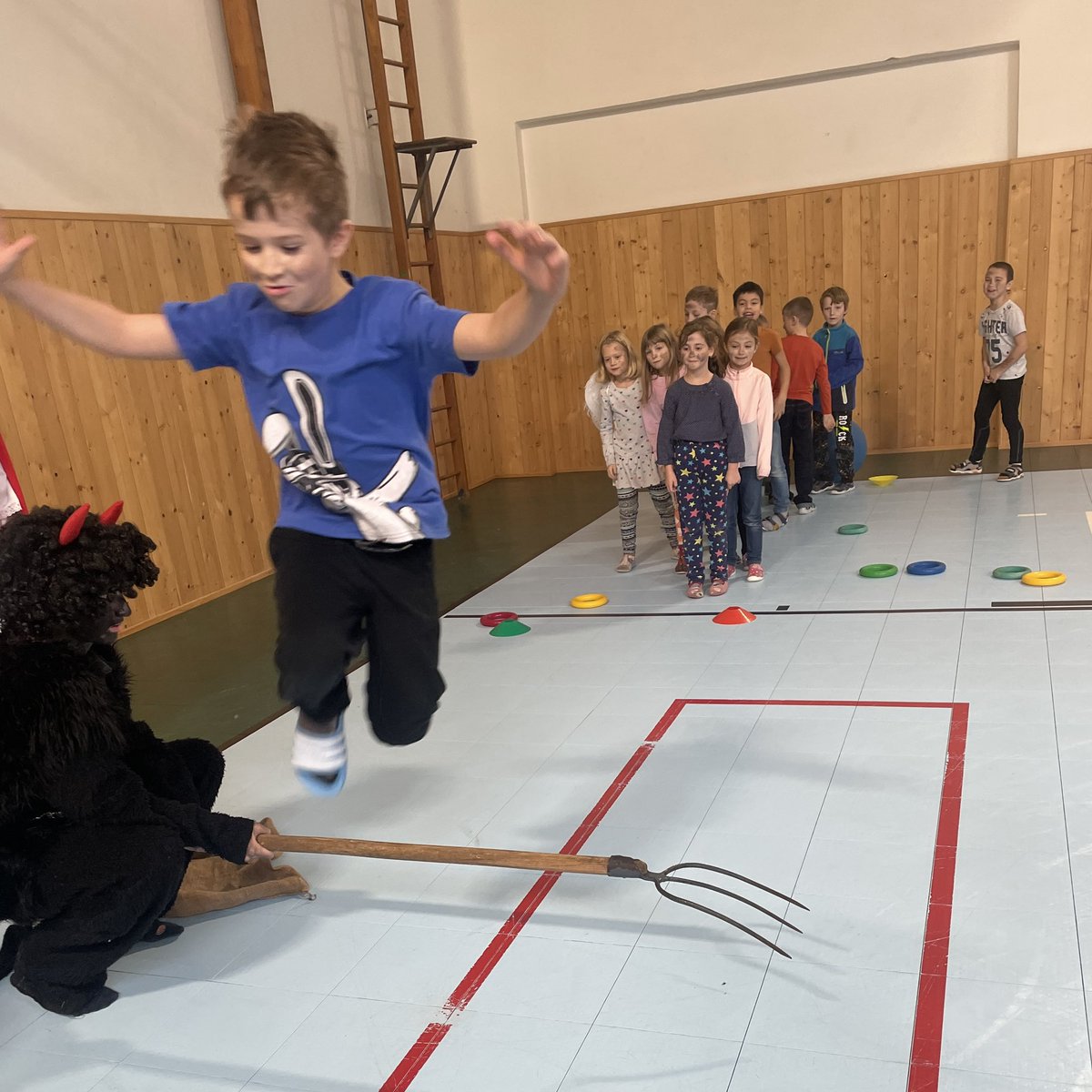 skolamachov's tweet image. MIKULÁŠ 🎅🏻🪽👹
V tělocvičně čekal na školku a celý první stupeň hezký mikulášský program. Děkujeme deváťákům za pomoc!
#skola #skolka #deti #zabava #mikulas #pohyb #school #kindergarten #fun #nicholas #motion #kids #children