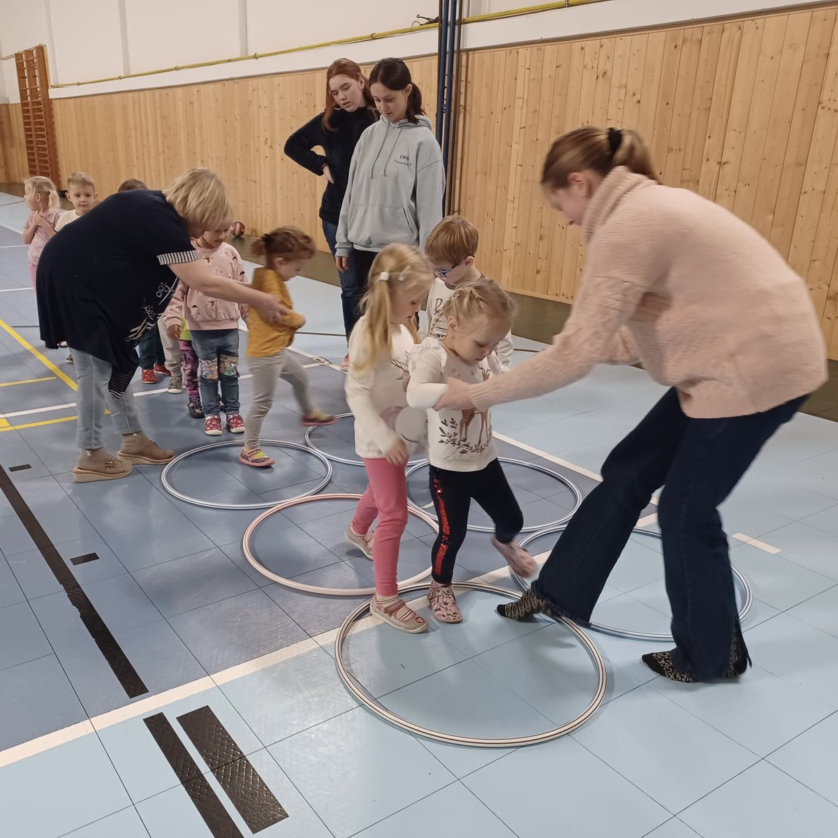 skolamachov's tweet image. MIKULÁŠ 🎅🏻🪽👹
V tělocvičně čekal na školku a celý první stupeň hezký mikulášský program. Děkujeme deváťákům za pomoc!
#skola #skolka #deti #zabava #mikulas #pohyb #school #kindergarten #fun #nicholas #motion #kids #children