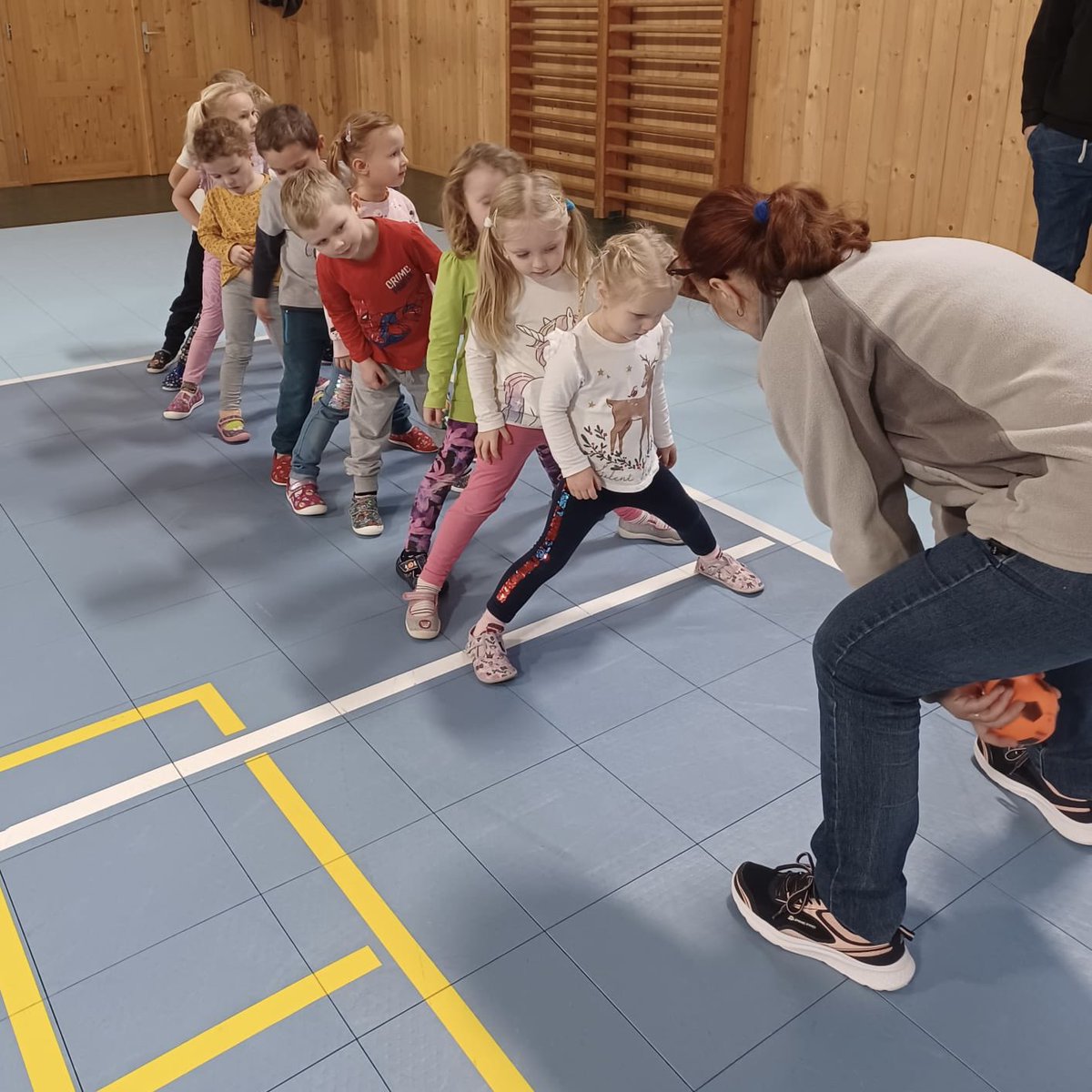 skolamachov's tweet image. MIKULÁŠ 🎅🏻🪽👹
V tělocvičně čekal na školku a celý první stupeň hezký mikulášský program. Děkujeme deváťákům za pomoc!
#skola #skolka #deti #zabava #mikulas #pohyb #school #kindergarten #fun #nicholas #motion #kids #children