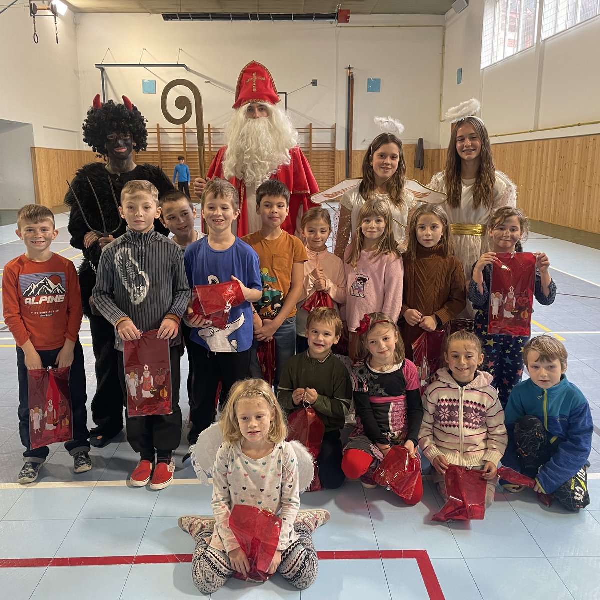skolamachov's tweet image. MIKULÁŠ 🎅🏻🪽👹
V tělocvičně čekal na školku a celý první stupeň hezký mikulášský program. Děkujeme deváťákům za pomoc!
#skola #skolka #deti #zabava #mikulas #pohyb #school #kindergarten #fun #nicholas #motion #kids #children
