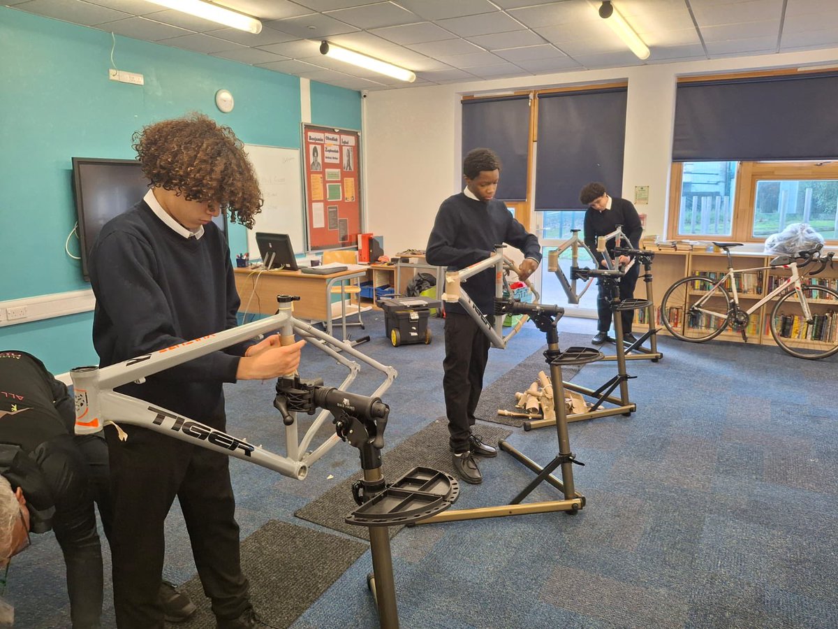 HaringeyLP's tweet photo. Another group of students took part in the brilliant #VeloBuild project this week. They are building bikes, learning about their maintenance & safe cycling. We’re already looking forward to next week! 🚲 #ThisIsAP @allthingsactiv1 https://t.co/5kSfY36cLX