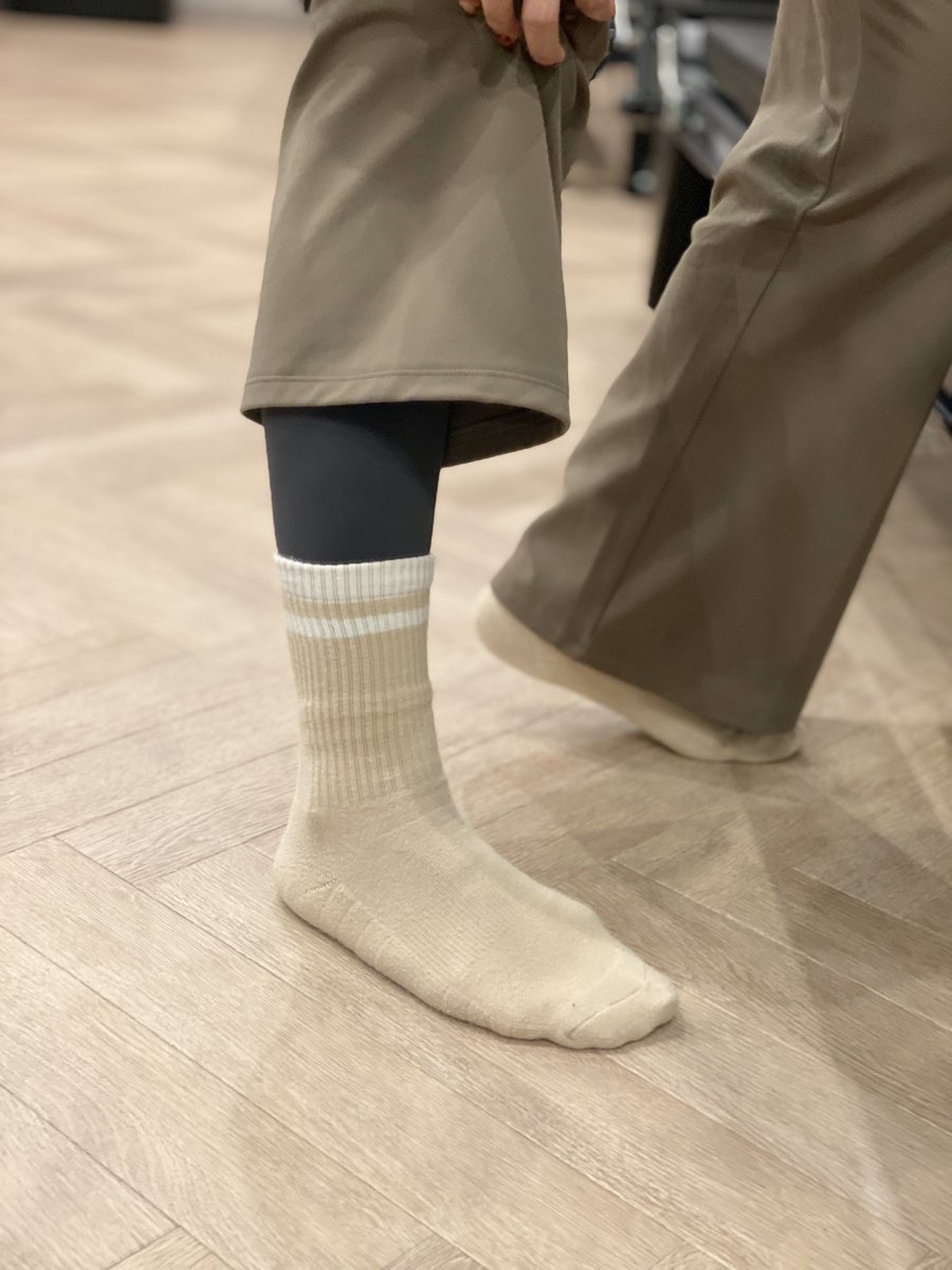 chomomonster's tweet photo. 寒い日も暖かく過ごせるのは、裏起毛レギンスのおかげ🧡#アンダール の裏起毛ワイドパンツは超使える！スッキリシルエットで脚長効果すごいのに下にレギンス重ね着しても着膨れしないからこのままヨガ、ピラティスいける✨
1枚でもあったかくて運動はもちろんおさんぽにも◎

@AndarJp #ヨガウェア https://t.co/MosrqFZ5fp
