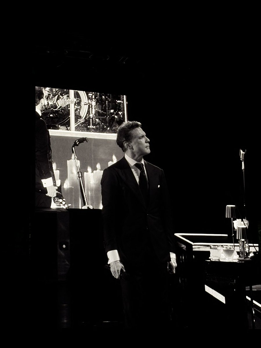 carobarredooo's tweet photo. no hay música que toque más las fibras de mi corazón que la de Luis Miguel, qué noche tan hermosa e increíble!🤍 https://t.co/SidqgK8Rbr