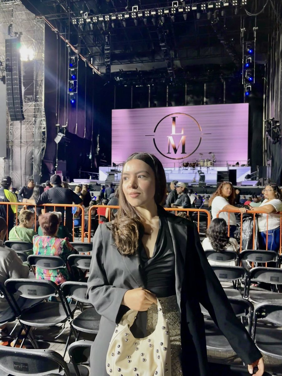 carobarredooo's tweet photo. no hay música que toque más las fibras de mi corazón que la de Luis Miguel, qué noche tan hermosa e increíble!🤍 https://t.co/SidqgK8Rbr