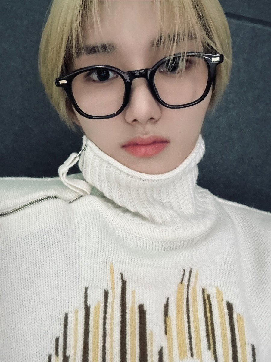 ATBO_members's tweet photo. want to wear my glasses👓
#ATBO #원빈 #WonBin #Seunghwan's_glasses https://t.co/yJ52WsLHVx
