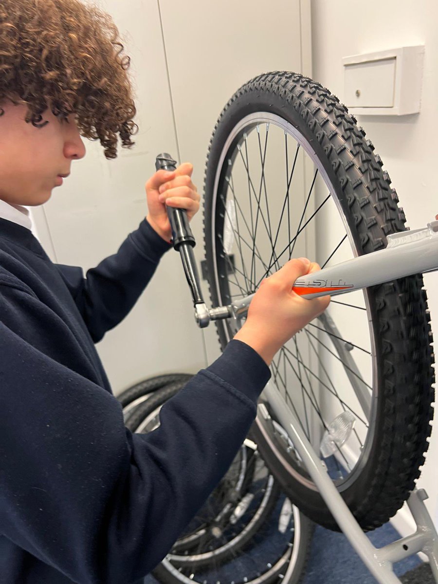 HaringeyLP's tweet photo. What a brilliant day! These students had the opportunity to work with Paul from #VeloBuild to build their own bikes. 🚲 #ThisIsAP https://t.co/NgTiW9nDu4