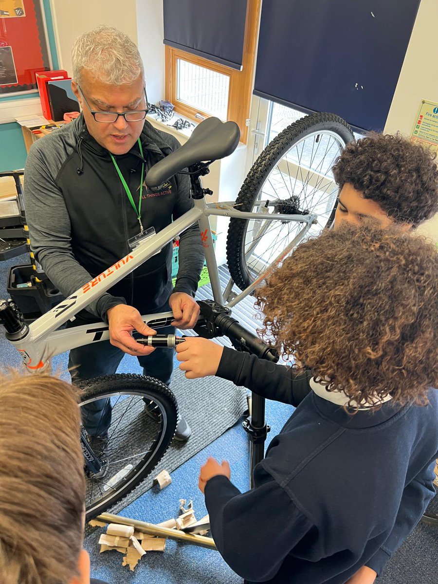HaringeyLP's tweet photo. What a brilliant day! These students had the opportunity to work with Paul from #VeloBuild to build their own bikes. 🚲 #ThisIsAP https://t.co/NgTiW9nDu4