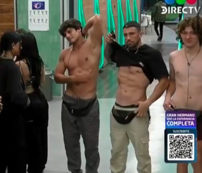 aarontsuarez's tweet photo. LOS GYMBROS MIRÁNDOSE LOS MÚSCULOS Y SEBASTIÁN AHÍ METIDO LO AMO 

#GranHermano https://t.co/SNFcRPfqwC