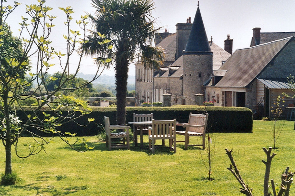 ThereseBaillard's tweet photo. Le #manoir de #Turqueville près de Sainte Mère Eglise dans la #Manche en #Normandie était à l'époque une ferme pour des chevaux. La partie la plus ancienne du manoir est le magnifique salon du XVIII° siècle, la maison principale a été bâtie en 1878. https://t.co/Dh0Z8QMTu8