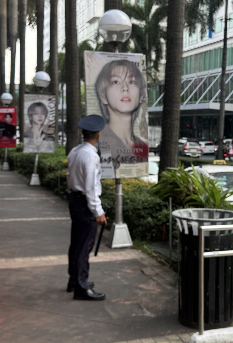 the guard was mesmerized by jungwon’s beauty OH HE’S SO ME