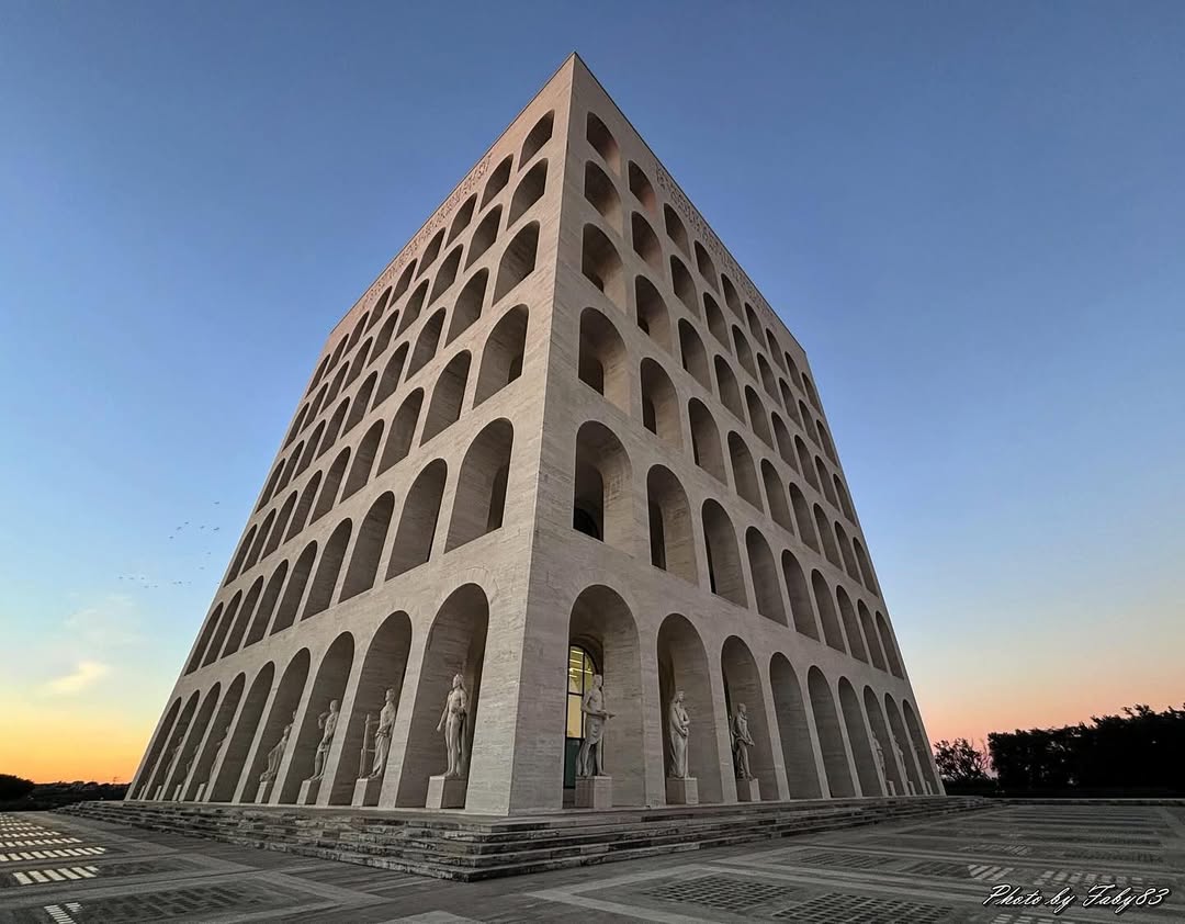 Roma's tweet photo. #BuongiornoRoma Credit: https://t.co/qmKcvaEe4a - Palazzo della Civiltà Italiana https://t.co/8ax94OTNuw