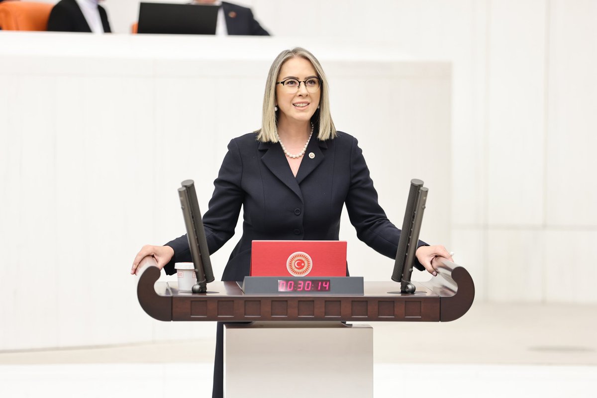 CeydaBC35's tweet photo. Bugün, 5 Aralık Dünya Kadın Hakları Günü…🇹🇷

90 yıl önce bugün, Anayasa ve Seçim Kanunu’nda yapılan değişiklikle Türk kadınlarına milletvekili seçme ve seçilme hakkı tanındı. Bu önemli adımla, kadınlarımızın siyasi alanda söz sahibi olmalarının önü açıldı.

Kadınların aktif şekilde yer almadığı bir toplumda gerçek anlamda ilerlemeden söz edilemeyeceğinin bilincindeyiz. Kadınlarımızın her alanda güçlü varlıklarını ortaya koymalarını desteklemeye devam edeceğiz.

Bu hakkı, birçok ülkeden önce Türk kadınlarına kazandıran Gazi Mustafa Kemal Atatürk’e ve kadınlarımızı siyasetin ve hayatın dönüştürücü gücü olarak gören Cumhurbaşkanımız Sayın Recep Tayyip Erdoğan’a şükranlarımı sunuyorum.

Seçen, seçilen ve bu yolda adım atan tüm kadınlarımızın bu anlamlı gününü kutluyorum.💐

#5AralıkDünyaKadınHaklarıGünü
