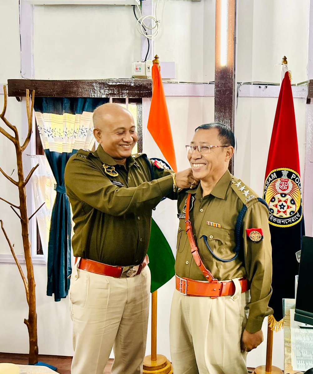 6thAPBn's tweet photo. Elevated and celebrated!

Pipping ceremony of ABI Braja Kt Singha, who has been promoted to APS Junior Grade, took place by adorning him with epaulets.
@gpsinghips 
@HardiSpeaks 
@KangkanJSaikia 
@assampolice https://t.co/DNPXhRZ1mW