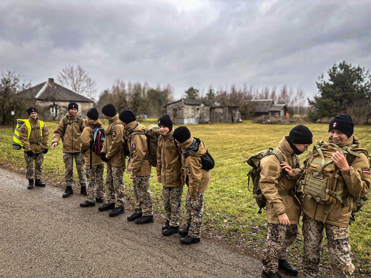 1. decembrī Ķekavas vidusskolas jaunsargu vienība, kopā ar savu instruktori dižkareivi Ievu Šteinalti, devās pārgājienā. Kopumā jaunieši mēroja 12 km garu distanci līdz Daugavas lejteces lielākajai salai – Doles salai.

facebook.com/Jaunsardze/pos…