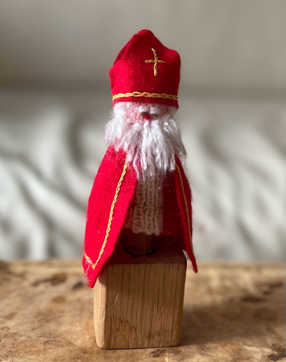Dag 5 van de #Foto_Adventskalender. Thema: sinterklaasfeest.

Een beslisboom van <a href="/Poldermanie/">Beslisboss des vaderlands</a> en een vingerpopje gebreid door mijn moeder (die had ik vorig jaar bij het thema december-rood maar hij is zo lief dat ie op herhaling mag).
