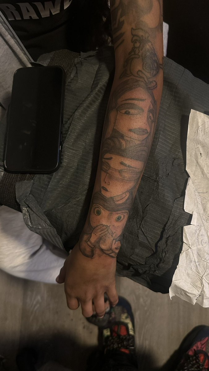 Inkme215's tweet photo. 😂😂 stop the violence and get a tattoo quarter sleeve 150$ half a sleeve 250$ for the month of December🙌🏽🫡 https://t.co/QuAQWseh91