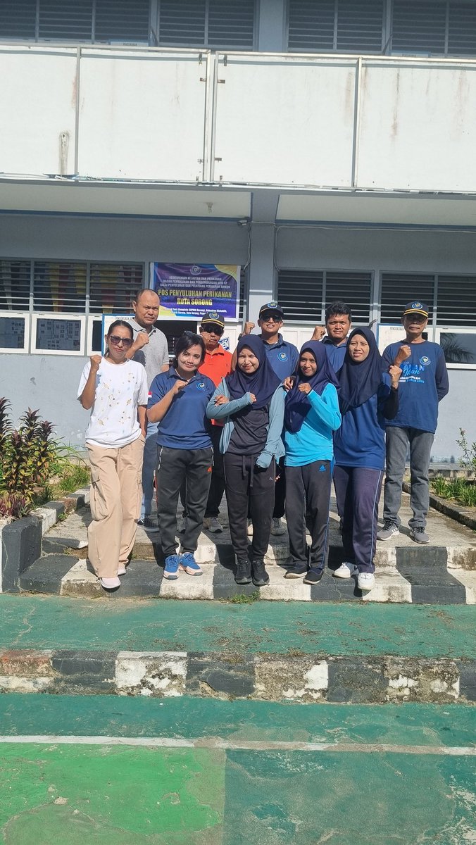 Jean_Voin_'s tweet photo. Jumat(08/11), Jean Voin Pattikawa,S.Pi, luhkan kota Sorong  bersama penyuluh lain mengikuti apel pagi dan persiapan jumat bersih di lingkup POS Penyuluh kota Sorong di SUPM Sorong 
#GiatLuhkanSatminkalAmbon
#luhlapor https://t.co/IEXuZpX8hf