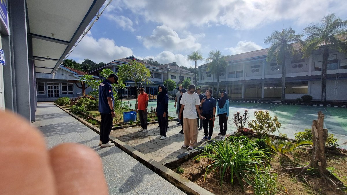 Jean_Voin_'s tweet photo. Jumat(08/11), Jean Voin Pattikawa,S.Pi, luhkan kota Sorong  bersama penyuluh lain mengikuti apel pagi dan persiapan jumat bersih di lingkup POS Penyuluh kota Sorong di SUPM Sorong 
#GiatLuhkanSatminkalAmbon
#luhlapor https://t.co/IEXuZpX8hf