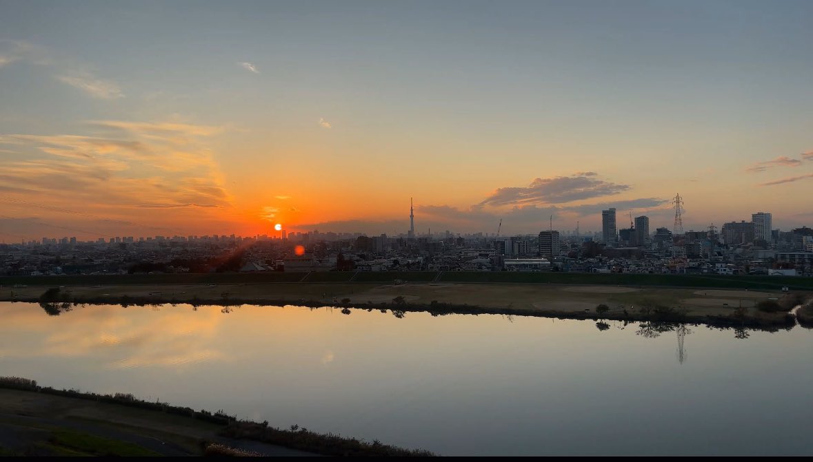 edogawalivecam's tweet photo. 今日も江戸川は夕暮れ時を迎えました🌆夕陽がくっきり見えてます☀️束の間のマジックアワーをご覧頂けたらと思います😌
https://t.co/CxtjRVuu3u
#江戸川ライブカメラ #江戸川 #マジックアワー #空模様 #スカイツリー #綺麗な夕焼け #イマソラ #tokyolivecamera #skytree #youtube #富士山 https://t.co/2QwOVUt1AG