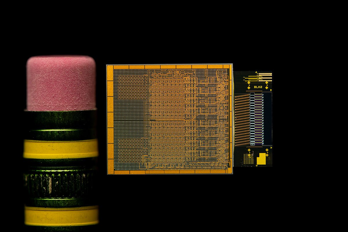 jwt0625's tweet image. &quot;The optical compute interconnect (OCI) chiplet of Intel’s Integrated Photonics Solutions Group, shown next to a pencil eraser.&quot;
The chip does 4-terabit-per-second bidirectional connection with 5 pJ/bit, using 8 fibers and each with 8 wavelengths DWDM.

If you look very closely,…