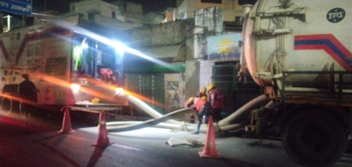 Sateesh_Kumarr's tweet photo. The team of @suez India is continuously providing its support to keep Lucknow clean and tidy. The team keeps cleaning the sewers day and night so that no problem arises. Many thanks to the team of Suez India.
#cleanlucknow #greenlucknow #sewercleaning #support #teamwork https://t.co/2skZw70GY9