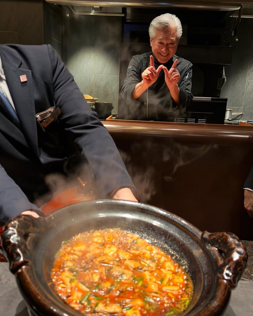 JoshLansky's tweet photo. 銀座 脇屋
前日の約束通り麻婆豆腐。ってか主役は脇屋さんw
11月なので上海蟹（今回は北海道のモズクガニ）が3種類とたくさん食べれたし銀杏と百合根など秋の味覚が多くて美味しかった。
ワインの合わせ、種類も多く楽しく満足感の高い食事を堪能でき幸せ。 https://t.co/WtbVPIFTJF