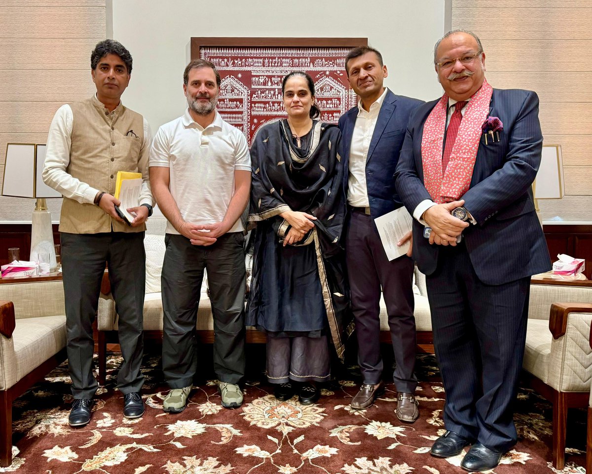 jai_dhar's tweet photo. Great interaction with @RahulGandhi on air pollution with an intent to request him to introduce this subject in Parliament. #AirMergency https://t.co/lqSspJu7jC
