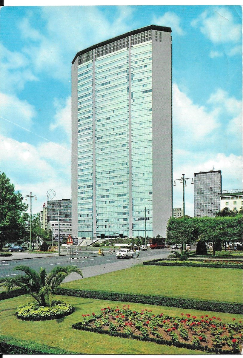 graphicissimus's tweet photo. #JuevesDeArquitectura
Vista de la #TorrePirelli, en Milán, rascacielos proyectado por #GioPonti y dedicado a usos administrativos.
Se caracteriza por su fachada en forma de tríptico. https://t.co/CbclLzKIH7