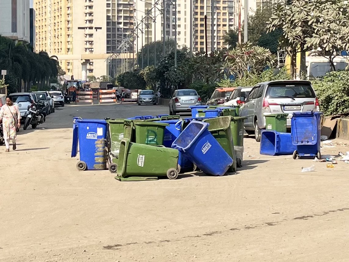 kapilbodke's tweet photo. it is found that these dustbins belong to #MICL #dahisarchecknaka they are kept these way till 11 am or almost aftnoon blocking more than 75% of road making it difficult to even pass by. @My_MBMC I request your team to please look into the same. #westernexpresshighway https://t.co/7YGbTuIw3q
