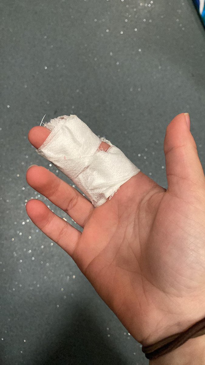 save_room_music's tweet photo. Took badminton a bit too seriously gang 😔 #sportingpro #athletic https://t.co/C239AzB6DV