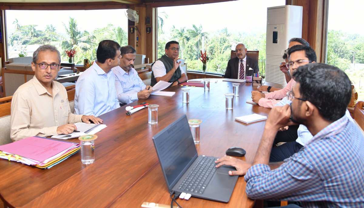 MediaRN_ANI's tweet photo. #Gateway2IndoPacific
#IslandsDevelopmentAgency

@Admiral_DKJoshi reviewed the presentation of the report submitted by the Transaction Advisor on development of #Megapode Resort and 4 Islands Eco-Tourism #Projects viz. #LongIsland #AvesIsland #ShaheedDweep & #SmithIsland in #PPP mode. 
These #Tourism & #Hospitality #Projects would meet 5 Star categorization by @tourismgoi & green building rating by @GrihaCouncil. 
#CSANI & Snr officers of @Andaman_Admin @aniidco were also present during the presentation at #RajNiwas.
