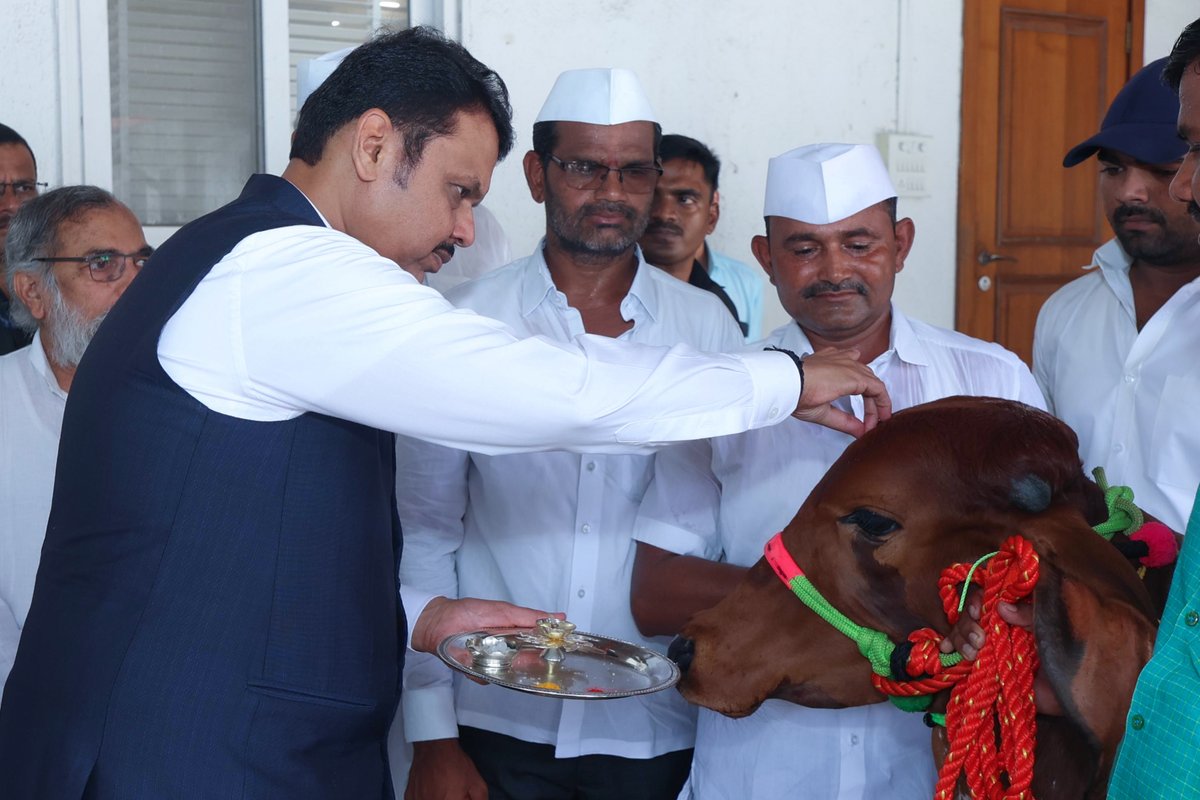 Dev_Fadnavis's tweet photo. || सर्वे देवा: स्थिता देहे सर्वदेवमयी हि गौ: || 🙏

शपथविधीपूर्वी 'राज्यमाता', सर्वदेवमयी गोमातांचे पूजन करून आशीर्वाद प्राप्त केले...

#Maharashtra #Mumbai #OathCeremony