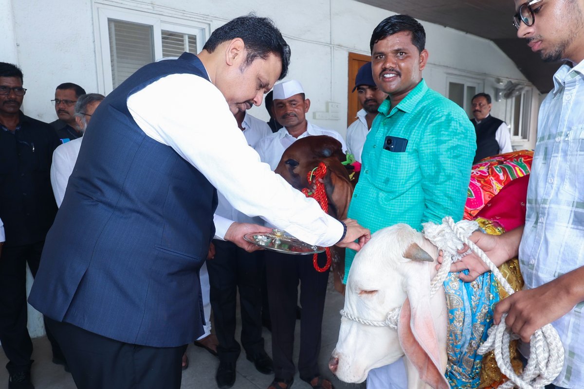Dev_Fadnavis's tweet photo. || सर्वे देवा: स्थिता देहे सर्वदेवमयी हि गौ: || 🙏

शपथविधीपूर्वी 'राज्यमाता', सर्वदेवमयी गोमातांचे पूजन करून आशीर्वाद प्राप्त केले...

#Maharashtra #Mumbai #OathCeremony